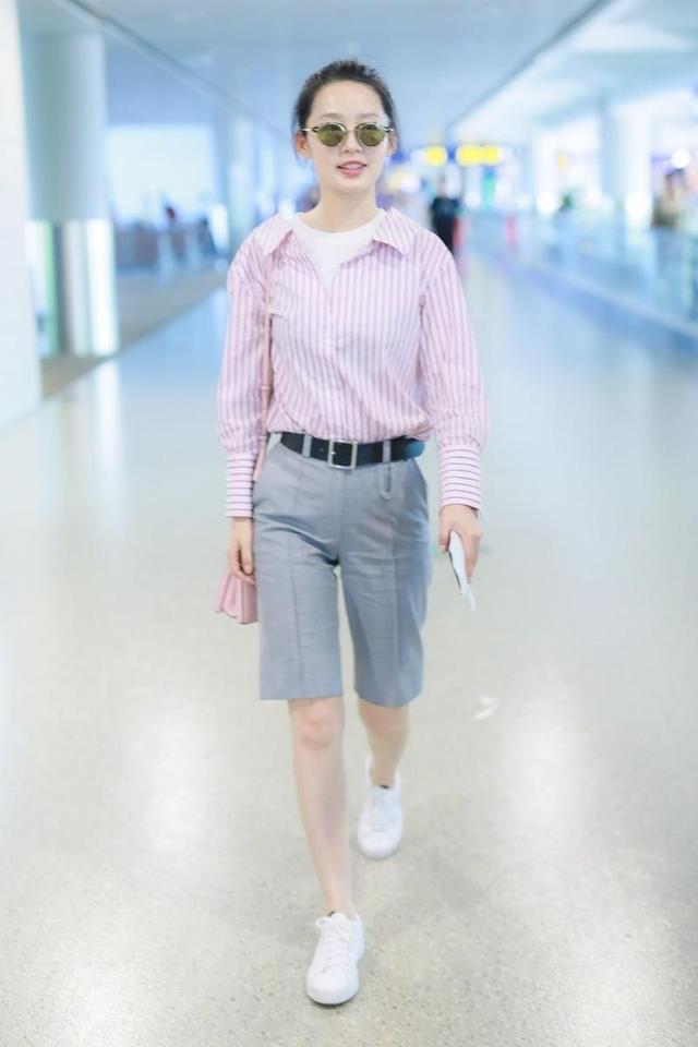 李沁的春季日常穿搭，浅粉色衬衫配五分裤，显露出她的小腿线条