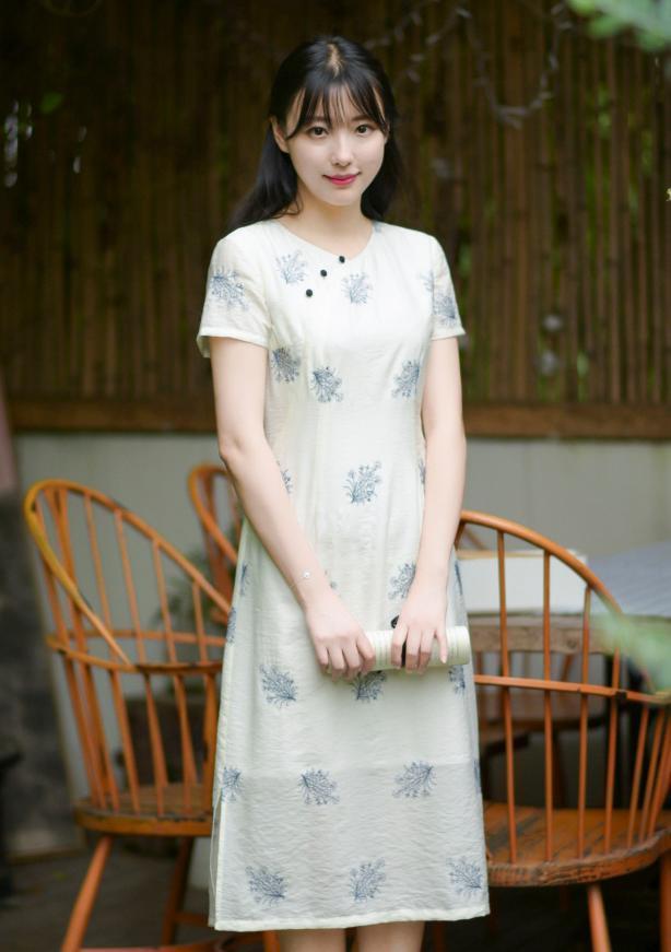 清纯的中国风连衣裙，开春这样穿，美成初恋模样