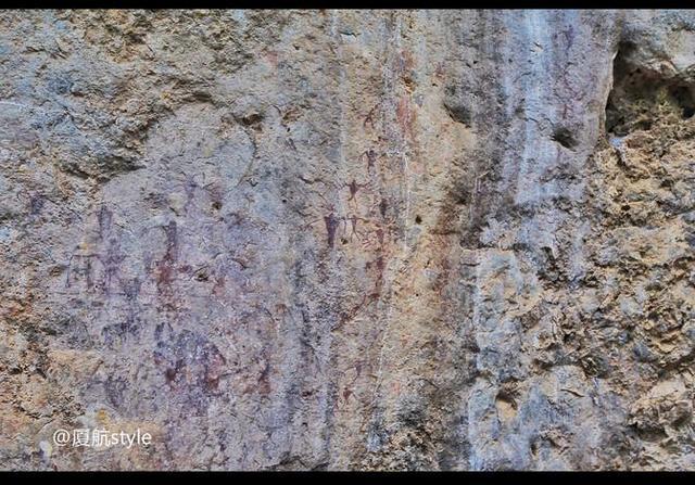 云南最古老的崖画之一，距今3000多年，还会随着时间变换色彩
