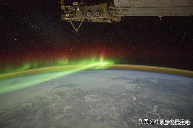 壮观！空间站宇航员拍下奇景：地球神秘“指环”与极光交相辉映