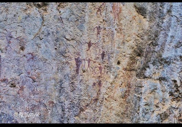 云南最古老的崖画之一，距今3000多年，还会随着时间变换色彩
