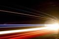 一艘宇宙飞船以光速前进，打开大灯的话，会照亮前方的路吗？