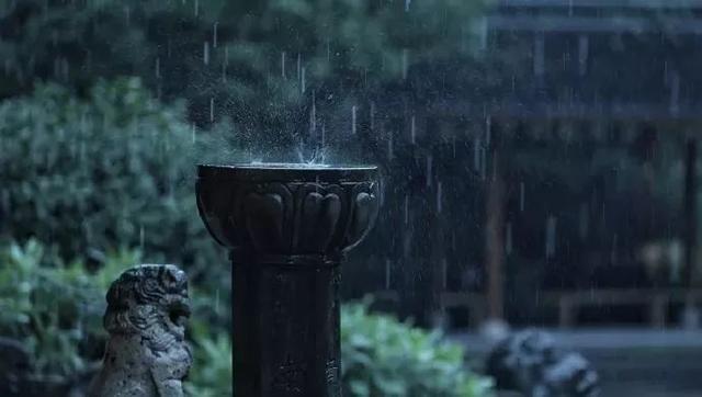 江南，“瓦上雨”