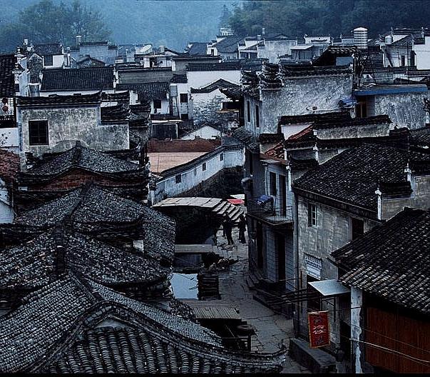 婺源古村有1100年历史，保存农耕文化，成为振兴乡村旅游的典范。