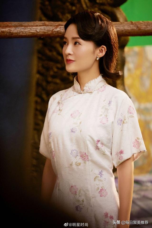 李沁白色旗袍颇有民国风韵，谁看了不感叹一句太美了！ ​​​​