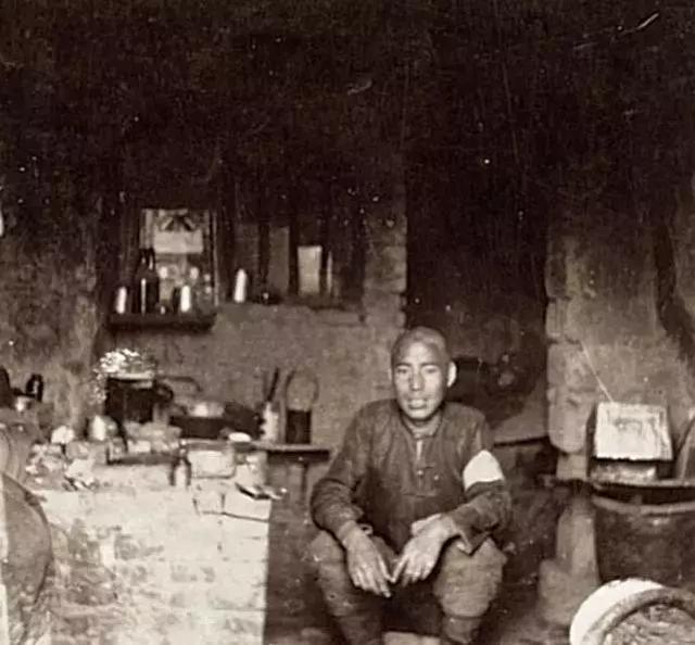 三十年代末老照片，住在窑洞里的人