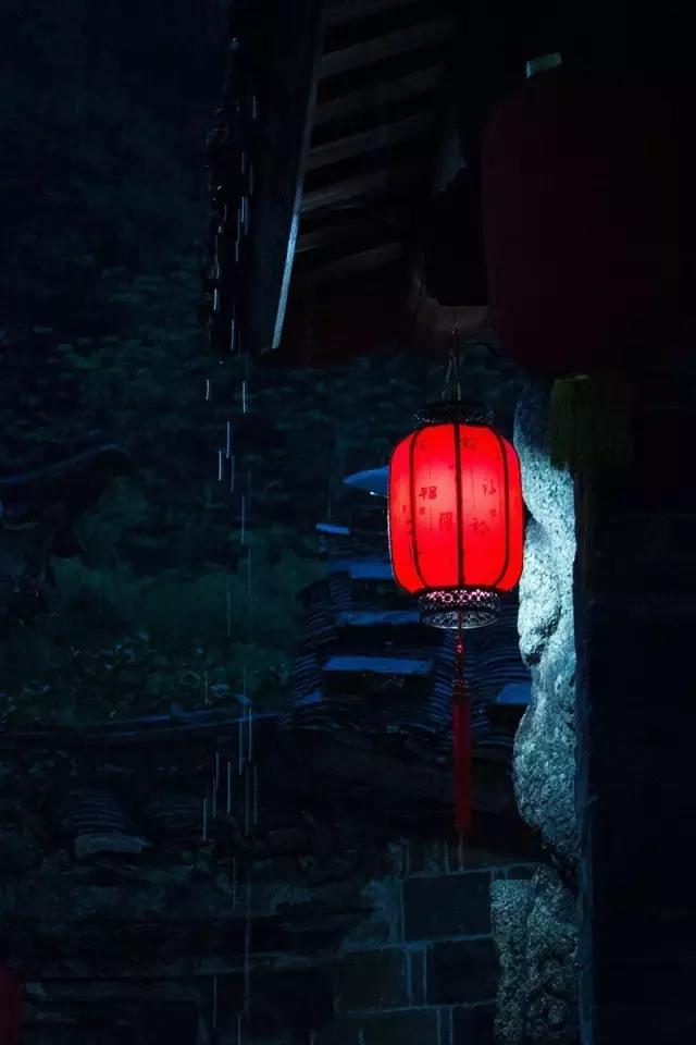 “诗中雨，雨中情”，“美翻”整个春天