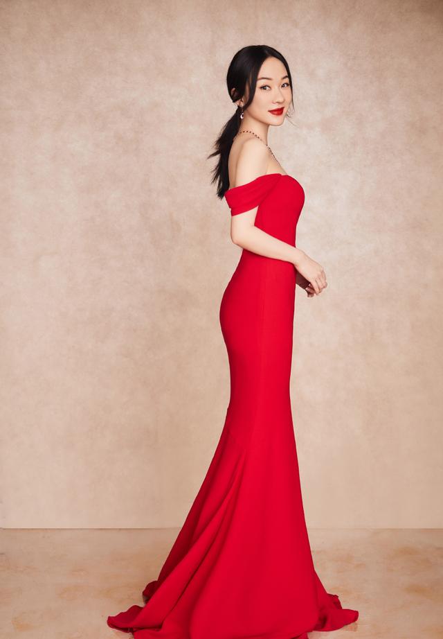 霍思燕也很有贵妇气质，穿红色修身连衣裙大气优雅，身材真的绝了