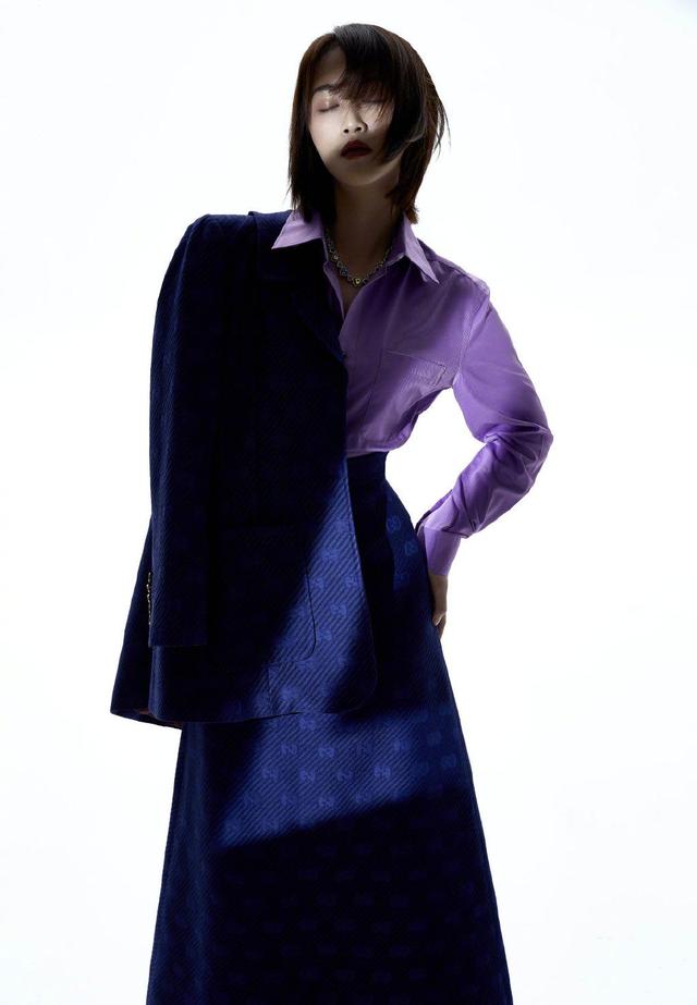 蓝盈莹最新杂志照，紫色衬衫搭深蓝西服套装裙，干练职场风-爱读书