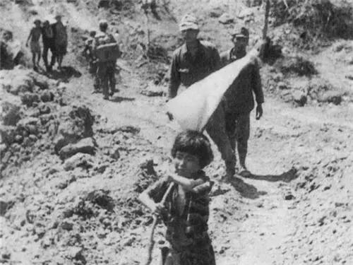冲绳岛战役：挑白旗走向美军的那个日本女孩，后来怎样了