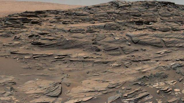 火星上有“昆虫”？NASA发现不寻常的洞，18亿像素火星图给你答案