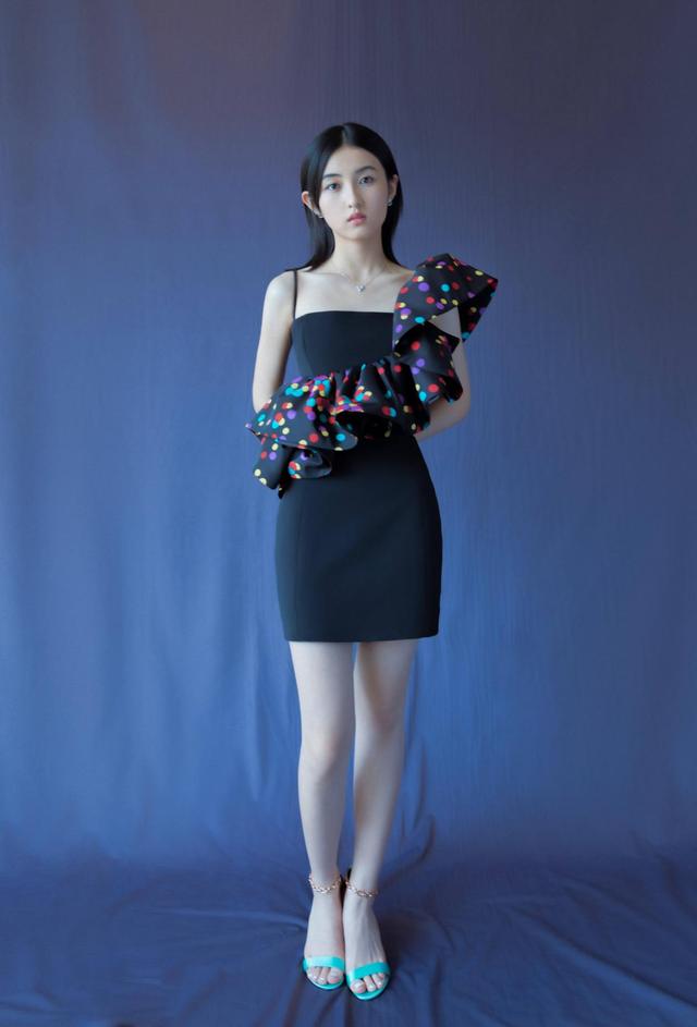 张子枫长大敢穿了，一袭黑吊带裙秀性感曲线，19岁气质优雅又高挑