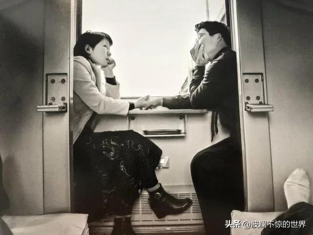 老照片：80年代情侣在火车上的情形，那个时候谈恋爱都偷偷摸摸的