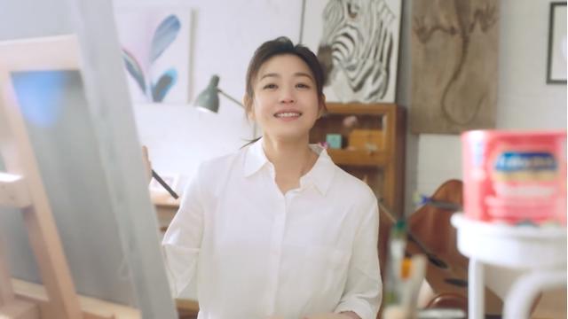 陈妍希带娃拍广告，一身纯洁白衬衫，还似当年沈佳宜一样温柔-爱读书