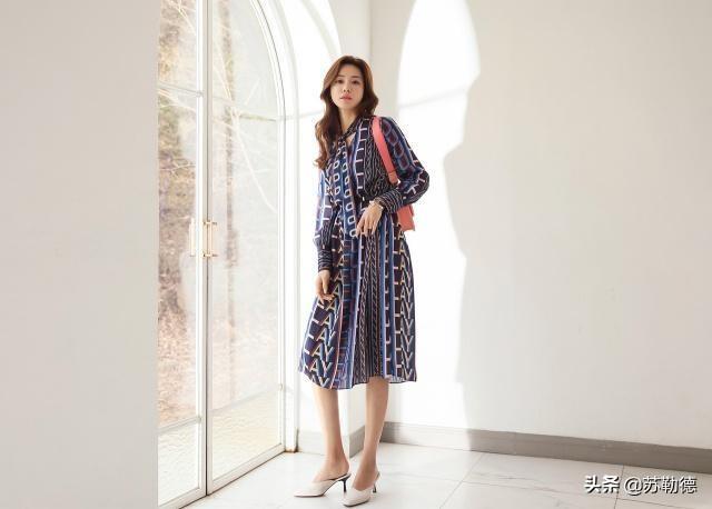 一款优雅的韩版连衣裙精致漂亮，穿出恰到好处的时尚