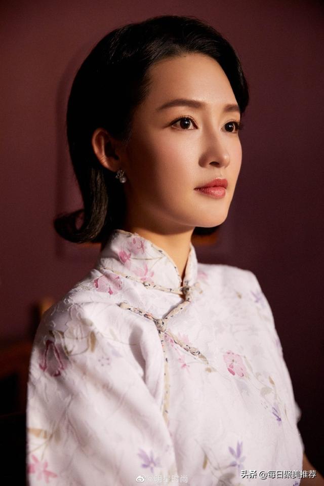 李沁白色旗袍颇有民国风韵，谁看了不感叹一句太美了！ ​​​​
