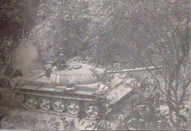 解放军坦克突然出现在东溪，被越南老百姓当成自己人，笑着打招呼