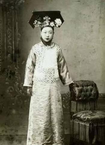 看了清朝嫔妃的老照片，才知道宫斗剧都是骗人的