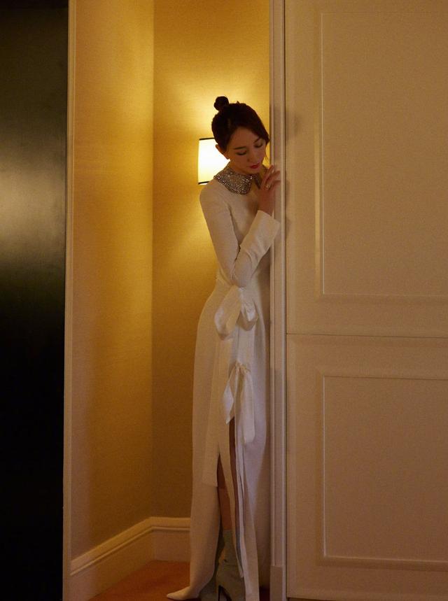 44岁李小冉杂志照，一袭白色针织长裙搭大衣，御姐气质瞬间显现-爱读书
