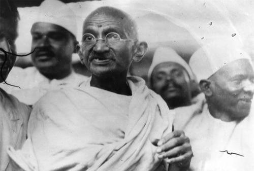 “圣雄”甘地的非暴力不合作运动：打不还手，骂不还口