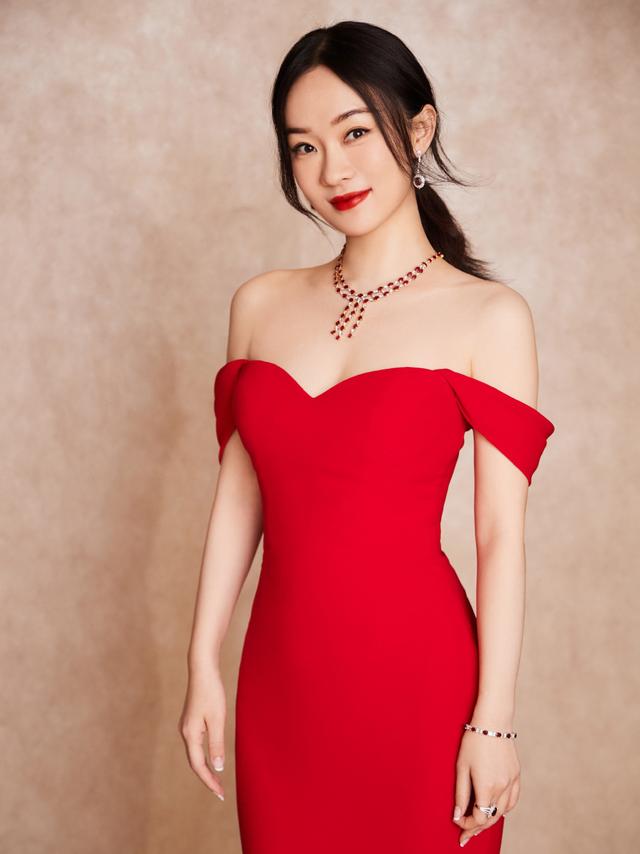 霍思燕也很有贵妇气质，穿红色修身连衣裙大气优雅，身材真的绝了