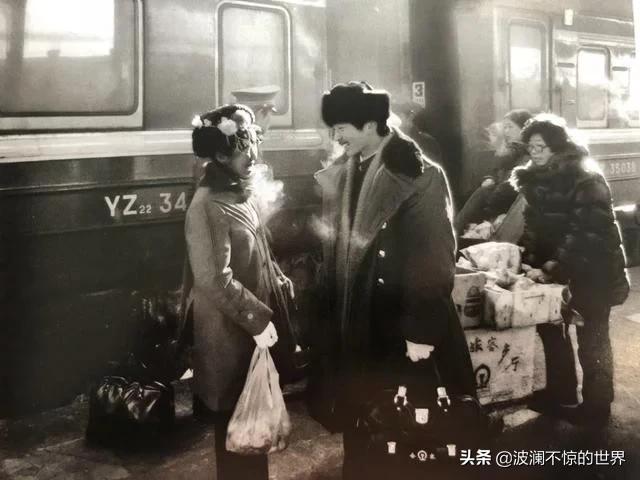 老照片：80年代情侣在火车上的情形，那个时候谈恋爱都偷偷摸摸的