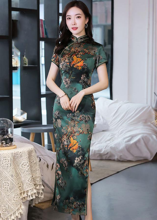 50岁女人要穿出优雅，最近流行的是“旗袍”，美得惊艳时光！