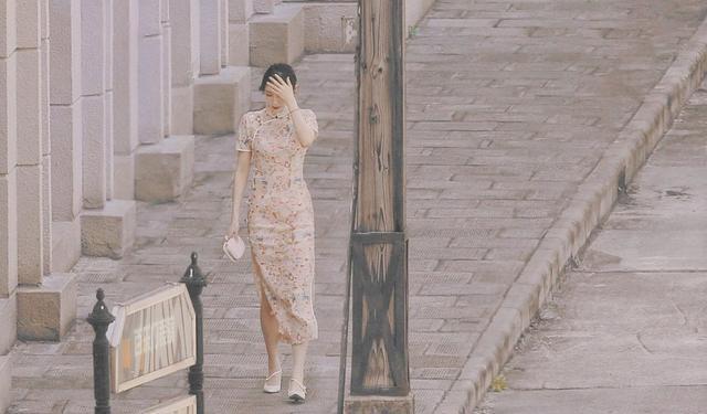 《青你2》许佳琪街拍路透，穿旗袍身姿窈窕，美得清丽脱俗！