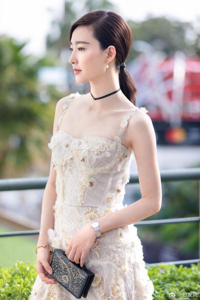 王丽坤身穿纯白长裙，周身缀满花蕾，真的好美呀！