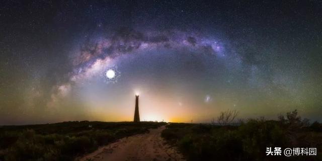 在银河系中央凸起处，因为光线被弯曲，发现两颗漂浮着的恒星