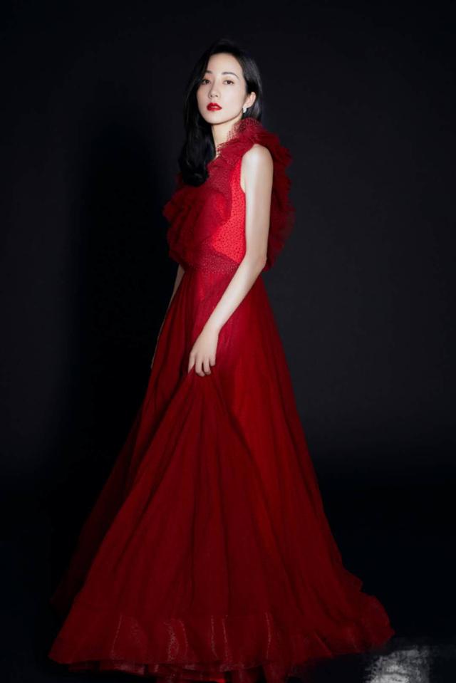 37岁韩雪的品味真独特，穿红色V领蕾丝裙气场全开，美呆了 