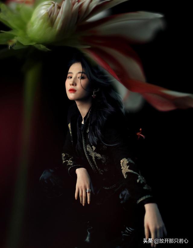 刘亦菲最新5月杂志封面曝光啦，梦幻且高雅的格调，很高级呢