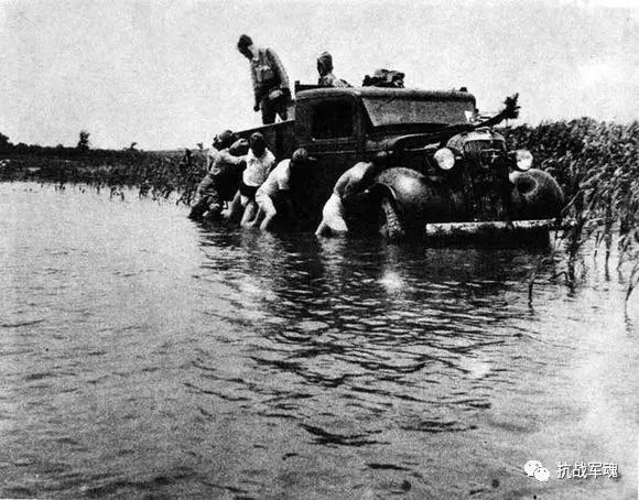 1938年，黄河花园口决堤场面，历时九年终修复