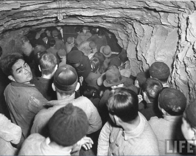 “防空洞”老照片，抗战时期重庆人民跑警报的生活。