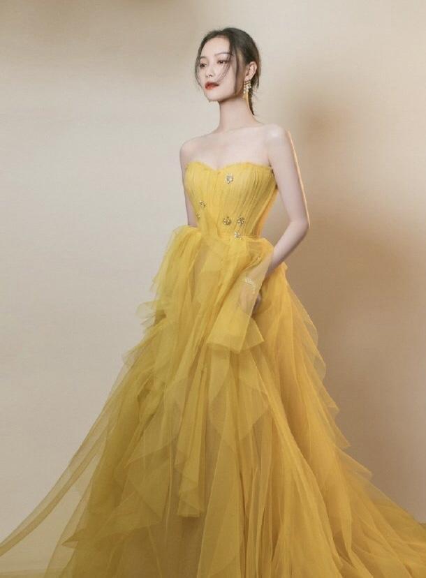 倪妮这高级感真不是吹的！身穿黄色薄纱连衣裙仙气飘逸，高级精致