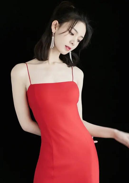 陈瑶身材竟然这么好，中国红连衣裙太紧身，勒出惊艳感