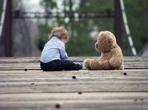 高尔基《童年》：父母缺失的童年，如何影响一个留守孩子的成长？