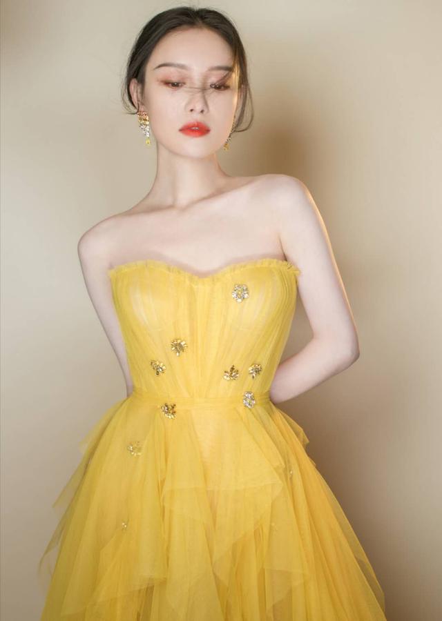 一夜刷屏的“淡黄的长裙”，其实穿上又美又仙，不愧是倪妮！