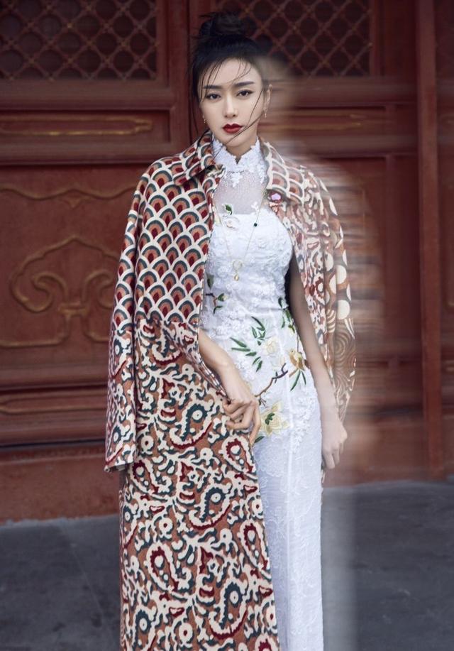 “富察皇后”秦岚回故宫，穿白色旗袍尽显风情，是你的白月光吗？