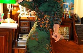 “包臀裙”已经过时了，今春流行的是“旗袍”，显瘦优雅有气质