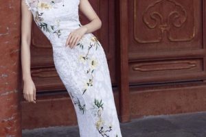 “富察皇后”秦岚回故宫，穿白色旗袍尽显风情，是你的白月光吗？