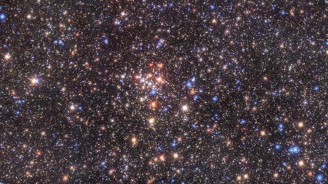 覆盖达6万平方光年，壮观的银河系中心，超过10万次超新星爆炸