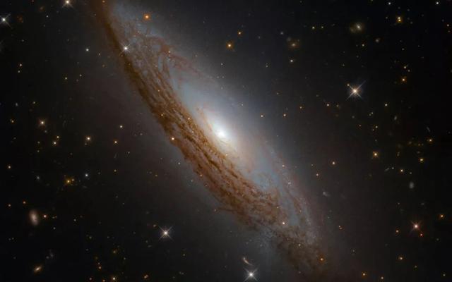哈勃巨眼中的美丽螺旋星系，距离地球才不到1.3亿光年