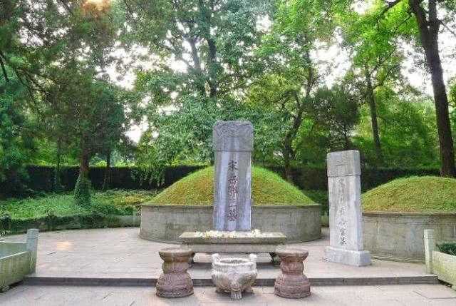侵华日军严禁破坏这三个人的坟墓，一个是中山陵，还有两个是谁
