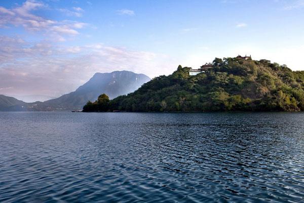 泛舟泸沽湖：看天空的澄澈白云的多姿 写意般的唯美