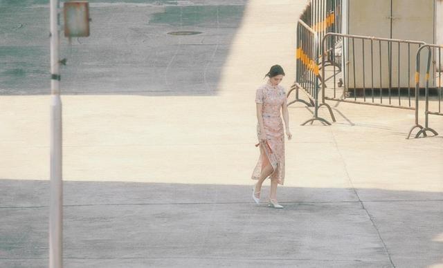 《青你2》许佳琪街拍路透，穿旗袍身姿窈窕，美得清丽脱俗！