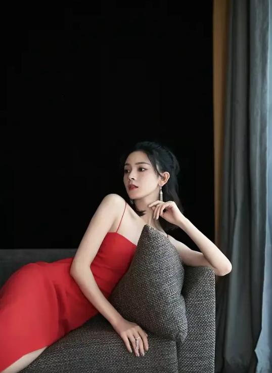 陈瑶身材竟然这么好，中国红连衣裙太紧身，勒出惊艳感