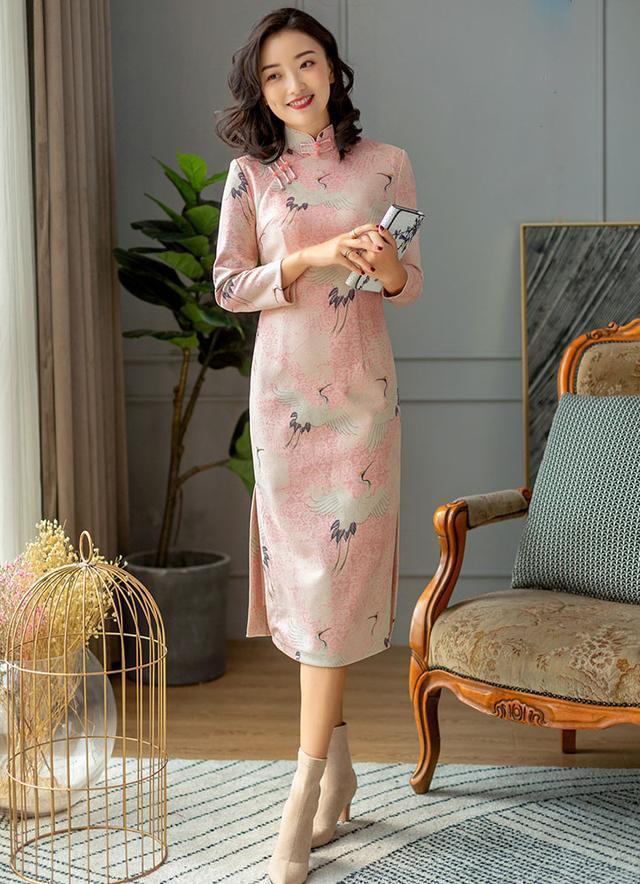 中年女人开春穿什么？推荐这件“旗袍”，显瘦优雅又洋气！