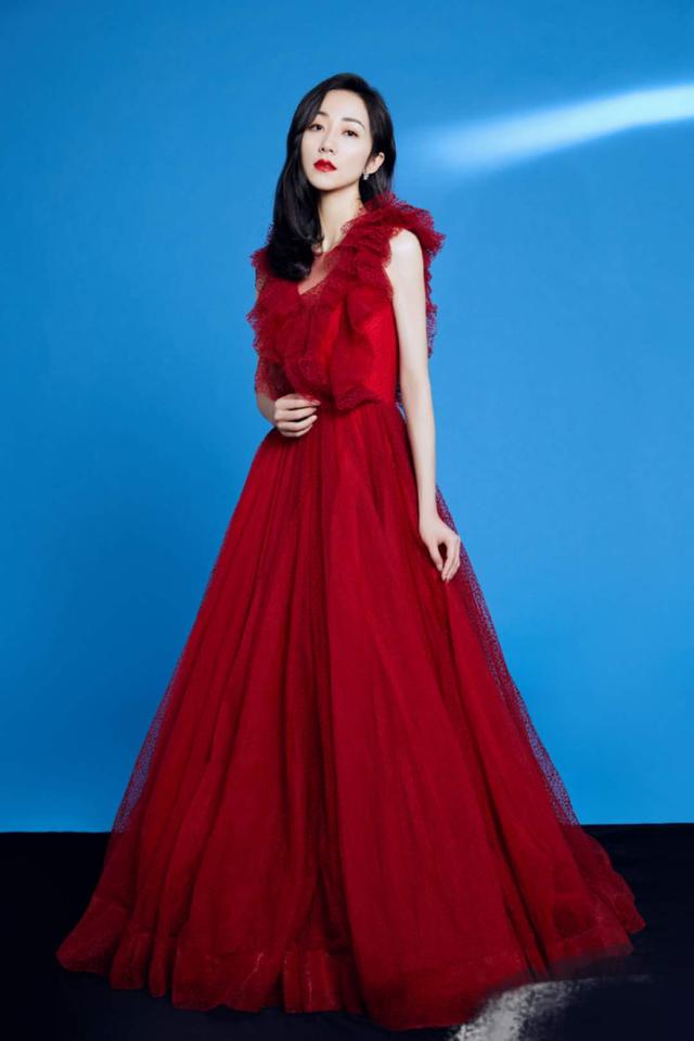 37岁韩雪的品味真独特，穿红色V领蕾丝裙气场全开，美呆了 