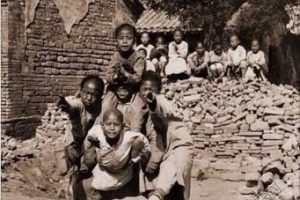 老照片之童年：谁还不曾是个孩子，拍摄于1900年街头